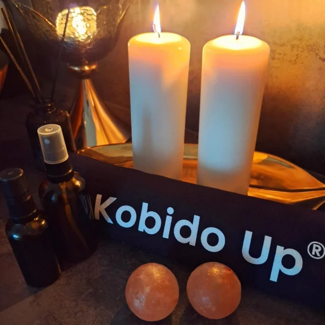 Kobido Up - niechirurgiczny japoński lifting twarzy💆  W dosłownym tłumaczeniu Kobido to Droga do Naturalnego Piękna, a technika ta jest uznawana za jedną z najbardziej zaawansowanych i kompleksowych na świecie.
Zabieg KOBIDO UP to jeszcze głębsze i rozbudowane podejście, które przynosi często spektakularne wręcz efekty. To metoda, która obejmuje złożone techniki manualne, a ich główną cechą jest zarówno powolność i głębokość, jak również szybkość i precyzja. Oprócz poszczególnych etapów, takich jak: uelastycznianie, drenaż, lifting, modelowanie, akupresura i relaksacja, wyjątkowym elementem tego zabiegu jest końcowy masaż kulami solnymi, które ukoją rozgrzaną tkankę i pozwolą na głębokie odprężenie.  Korzyści płynące z zabiegu KOBIDO UP
✅ zniwelowanie napięcia mięśniowego, które odpowiada za tworzenie dużej części zmarszczek twarzy
✅ spłycenie bruzd mimicznych oraz zmniejszenie oznak starzenia się skóry,
✅ odzyskanie spokojnego i zrelaksowanego wyglądu dzięki pracy na głębokich strukturach mięśni i powięzi
✅ pobudzenie metabolizmu komórkowego, dzięki czemu regeneracja przebiega dużo szybciej
✅ wsparcie w naturalnych procesach oczyszczania skóry z toksyn i zanieczyszczeń powstałych w wyniku metabolizmu komórkowego oraz z martwych komórek
✅ stymulowanie skóry w produkcji m.in. kolagenu i elastyny  Zapraszamy do rezerwacji 
beautyderm-wroclaw.booksy.com  #kobidoup #masażkobido #kobidowrocław #lifting #kobido 
#niechirurgicznyliftingtwarzy #masazewroclaw
